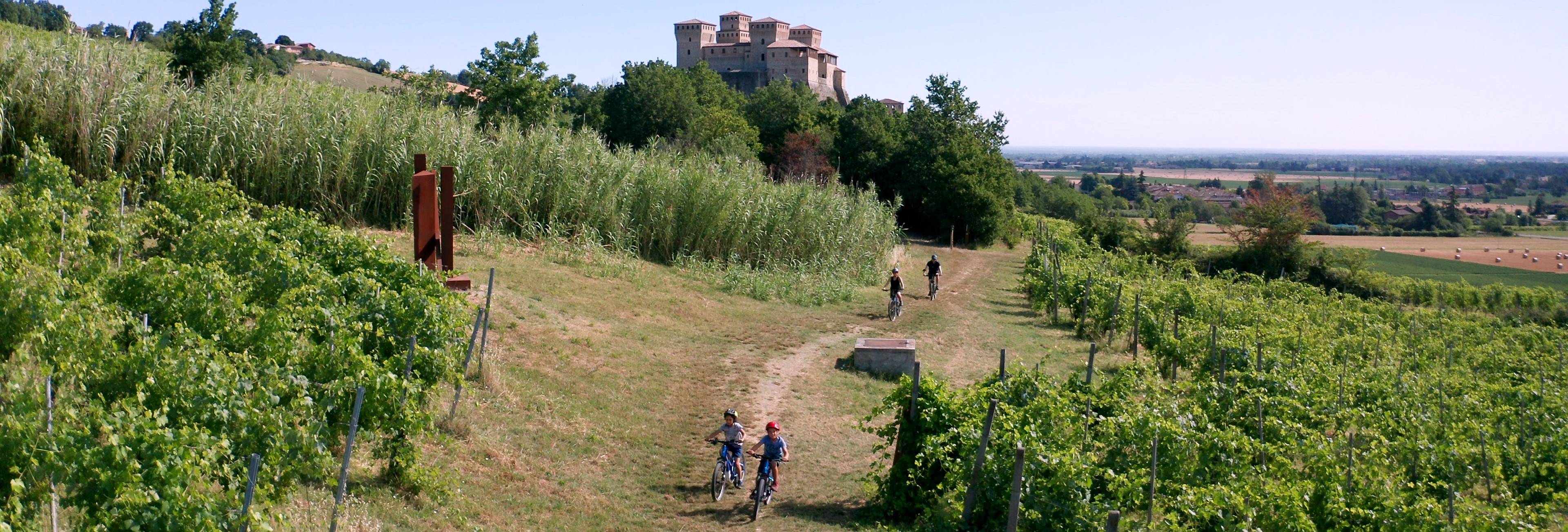 OGNI sabato - Passeggiata sul Sentiero dell'Arte e visita in Badia, a Torrechiara